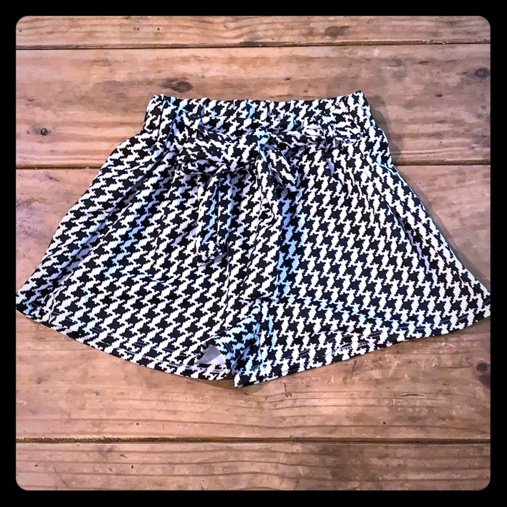 Houndstooth black & white high-waisted shorts